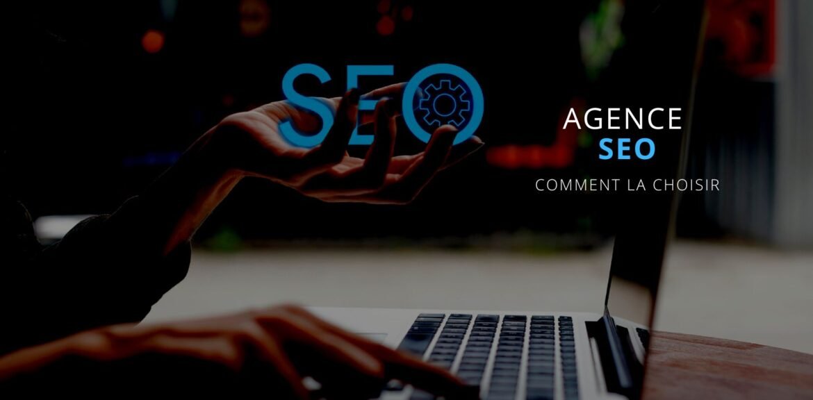 Une main qui tient SEO pour choisir une agence de referencement