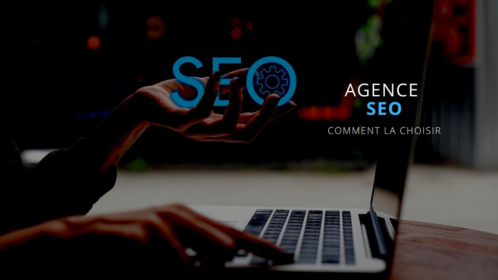 Une main qui tient SEO pour choisir une agence de referencement