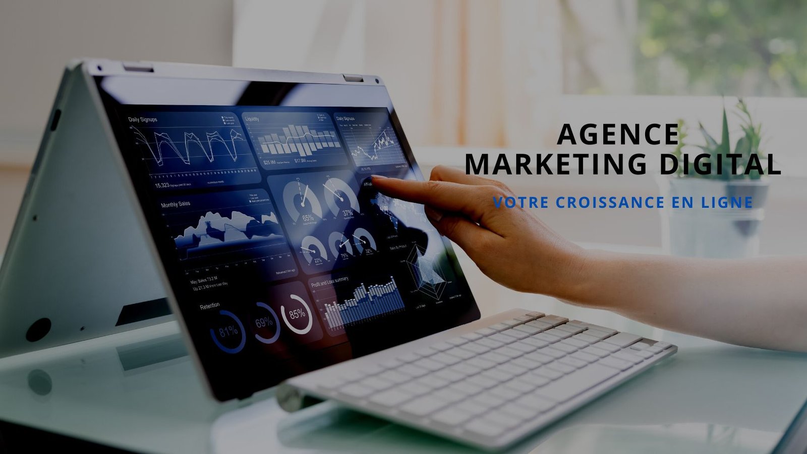 un main qui touche un écran de marketing digital