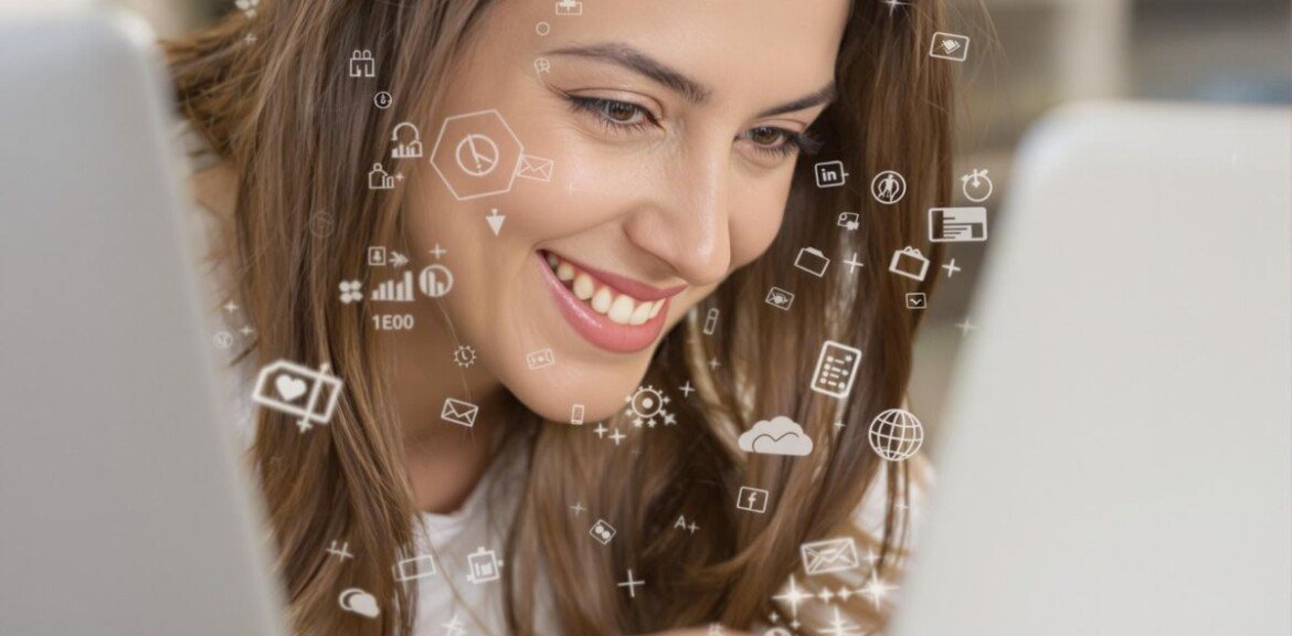 Donna sorridente che lavora al computer portatile, circondata da icone web.