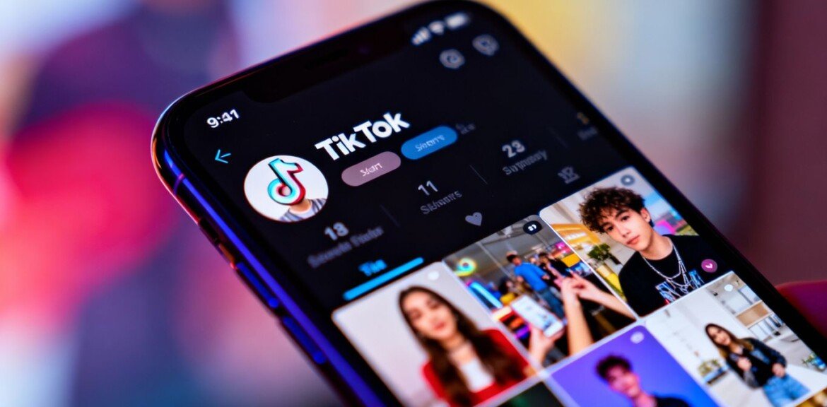 Interface TikTok avec hashtags et descriptions
