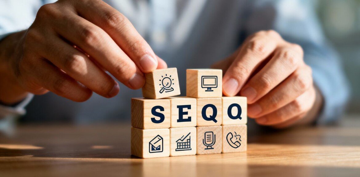 Mains construisant une tour avec des blocs SEO.