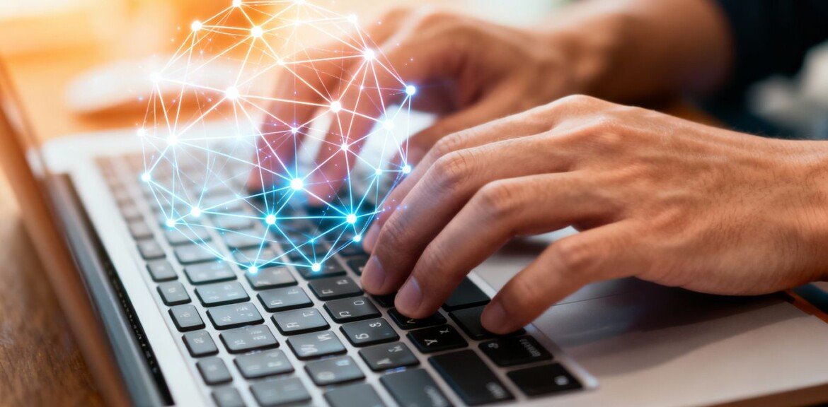 Mains tapant sur un clavier d'ordinateur, réseau numérique lumineux.