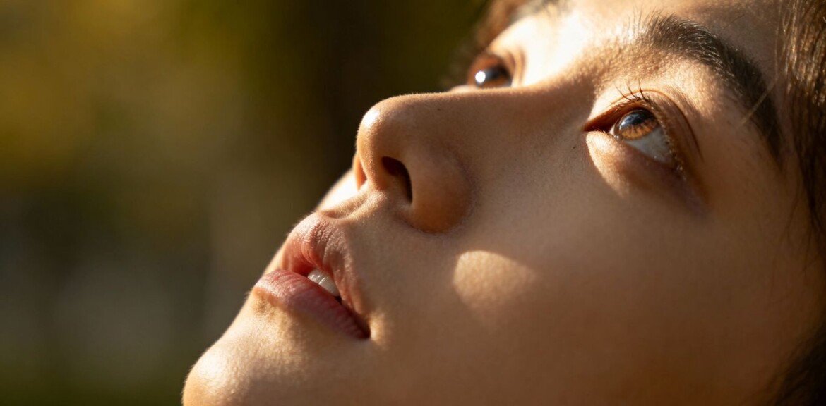 Personne réfléchissant aux attentes de recherche SEO.