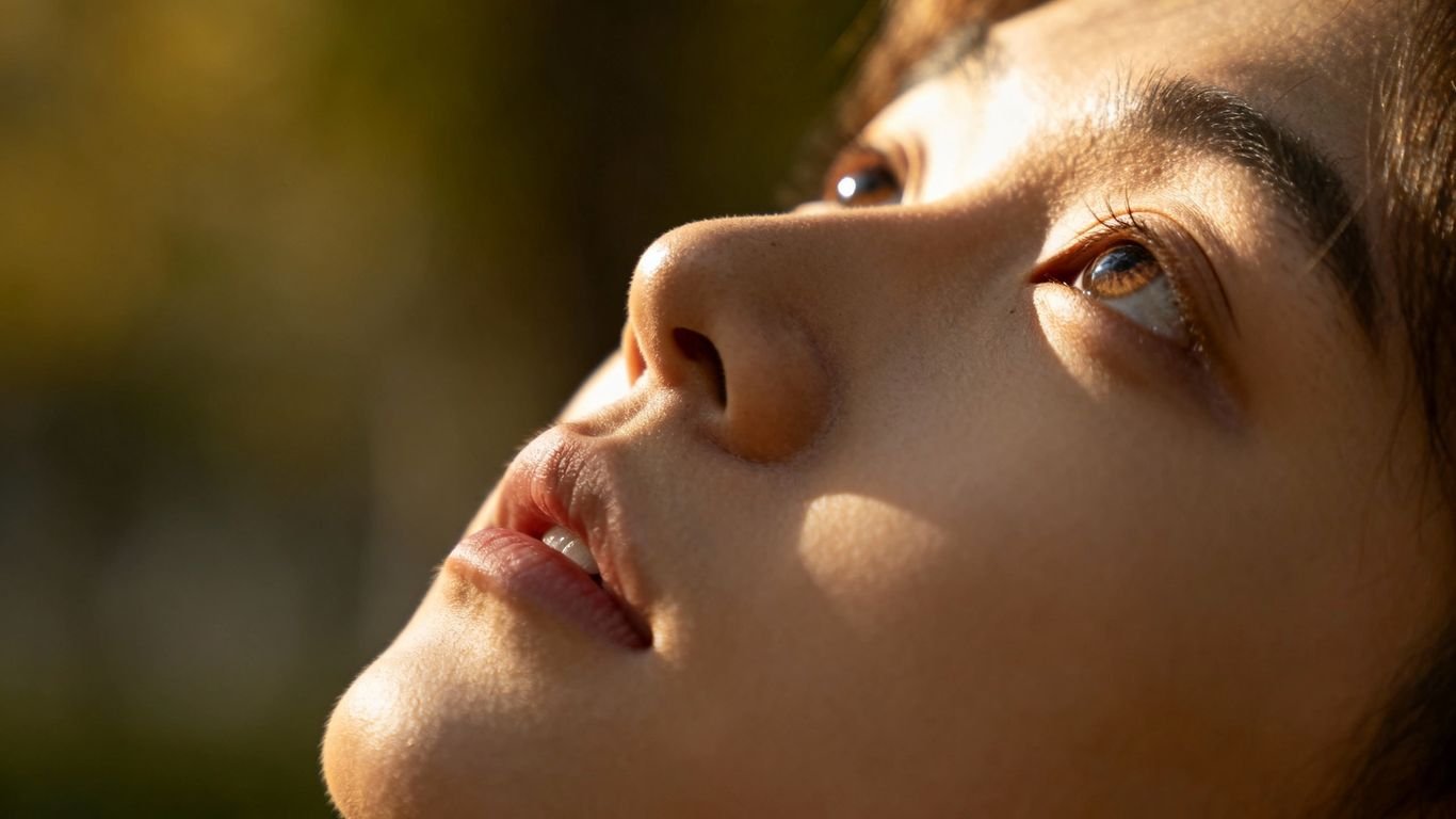 Personne réfléchissant aux attentes de recherche SEO.